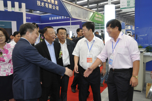 2012年9月，在第二屆中國(阜新)液壓裝備制造業(yè)展覽會上，各位領(lǐng)導(dǎo)蒞臨阜新立達(dá)自動化展廳