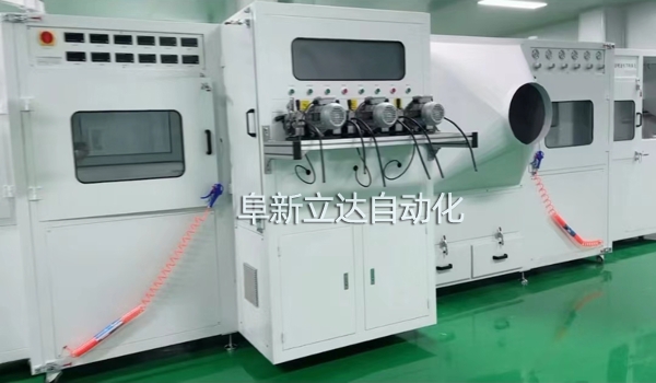 自動噴金機是電容器生產(chǎn)中的關(guān)鍵設(shè)備，規(guī)格有三槍，雙面四槍、六槍、八槍，可按客戶需求定制，阜新立達自動化裝備有限公司